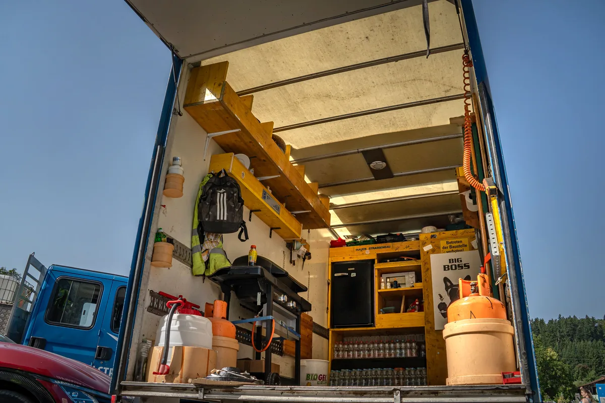 Ein Lieferwagen mit eingebautem Kühlschrank und eingebauter Toilette.